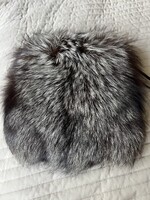 Ezüstróka muff rentett pénztárca vagy kesztyű tartóval hátul, 30 cm széles