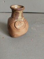 Ritka Anthony Morris (UK) stúdiókerámia miniatűr váza – Sós mázas kőcserép (1970s)