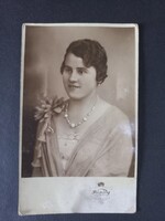 Régi fotó Elegáns fiatal nő gyöngysorral, műtermi portré, 1930-as évek Király fényképészet