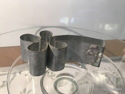SÜTEMÉNY KISZÚRÓ - VIRÁG - KÉZMŰVES - FÉM - 11 x 6 x 3 cm - RÉGI - VASTAG - ERŐS