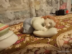 ZSOLNAY PÁRNÁN FEKVŐ GYERMEK HIBÁTLAN JELZETT