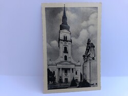 Békés régi képeslap - Ref. templom a Hősök szobrával (868. sz., fekete-fehér)