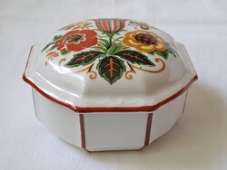 Zsolnay pajzspecsétes, népies, virágmintás nyolcszögletű bonbonier