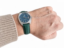 Beautiful stainless steel Doxa by Synchron Conquistador automatic watch from the 1970s with two straps