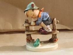 Hummel / Goebel " Menekülés a biztonságba" (Retreat to safety) 1950-1955. "kisfiu békával"