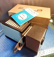 Slide projector: in box, undamaged, with Hungarian instructions, with slide frame mover.