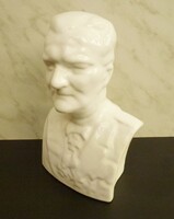 Horthy porcelán szobor