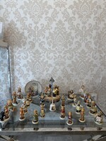 Goebel M. I. Hummel gyűjtemény – 29 hibátlan figura, falitányér, csengő és forgó állvány