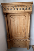 Antik, díszesen faragott előszobafal, tömörfa, fenyő, natúr, méhviaszolt, restaurált, gyönyörű