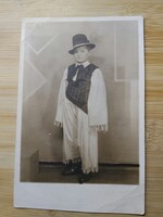 Régi műtermi fotó,Kisfiú Hortobágyi pásztor ruhában,kb. 1930-as évek,fotós talán Markovits Sándor