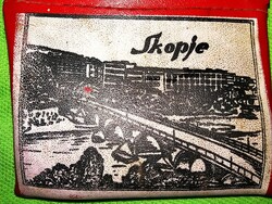1980'S VINTAGE ÉSZAK MACEDONIA JUGOSZLÁV memóriarugós műbőr pénztárca SKOPJE város kép mintával 9x9