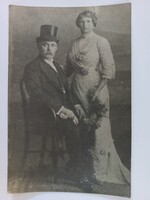 Antik fotó Monarchia – Esküvői pár, cilinderes férfi műtermi fotó, Máriabesnyő, 1916