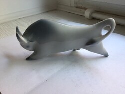 Bika, porcelán, art deco, Sinkó András tervezte, Zsolnay. Letisztult modern vonalvezetés, stilizált.