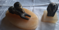 2 egyiptomi dísztárgy réz és onix talpon lévő szfinx