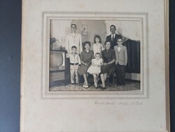 Régi fotó Amerikai családi portré televízió mellett  Brooks Studio, Rugby, North Dakota –1950-es év