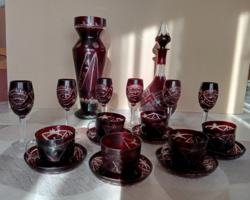 Purple cut glass vase, liqueur bottle and 6 stemmed glasses, as well as 6 coffee glasses with saucers.