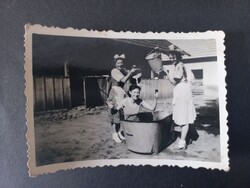 Régi fotó Dézsafürdő - Tréfás fürdőzés dézsában, három hölgy 1939 Csorvás