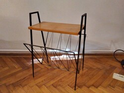 Mid century vas újságtartós kisasztal, 1950-60-as évek. Jó állapotú.