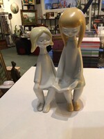 Olvasó lányok, porcelán figura. Tervezője Káldor Elemér. Kézzel festett, árt deco/ modernista stílus