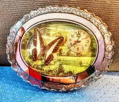 Two-function clock: a precise quartz clock and a rotating butterfly