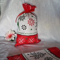 DCS50B - Karácsonyi fenyőfa, rénszarvas mintás mikulás zsák, textil ajándéktasak - piros