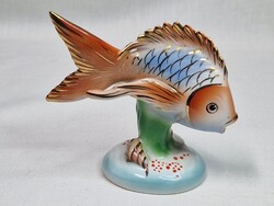 Hollóházi dúsan aranyozott kagylós talapzaton álló porcelán hal figura szép állapotban 10 cm. magas