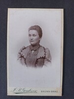 Antik CDV fotó fiatal nő portréja keresztes nyaklánccal Brünn 1895 Gratzer