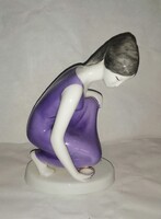 Hollóházi porcelán lila ruhás vízmerítő nő szobor