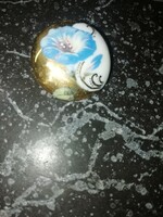 Porcelain brooch as shown in the pictures. Auction, hundreds of items, take yours