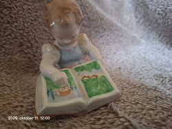 Herendi porcelán képes könyvet olvasó lány