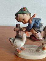 Goebel Hummel porcelán figura Az udvar hőse Barnyard Hero V méhecskés pecsét perem szignós