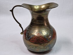 Indiai vésett és festett jelzett réz kancsó vagy kiöntő hibátlan állapotban 13 cm. magas
