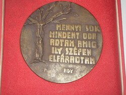 ADY ENDRE IDÉZETTEL , BRONZ PLAKETT . KÉPCSARNOKOS