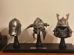 Lovag, Viking, Szamuráj fém sisak szett talpazaton – minőségi polcdísz / gamer dekor