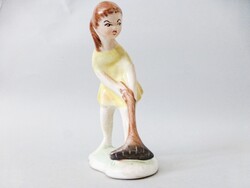 Bodrogkeresztúr-i gereblyéző kislány