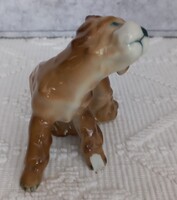 Zsolnay vakaródzó barna porcelán kutya, 7 x 10 cm, sérült