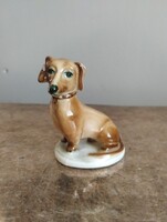 Zsolnay porcelán ülő tacskó kutya figura – Őry Ferenc dizájn, jelzett