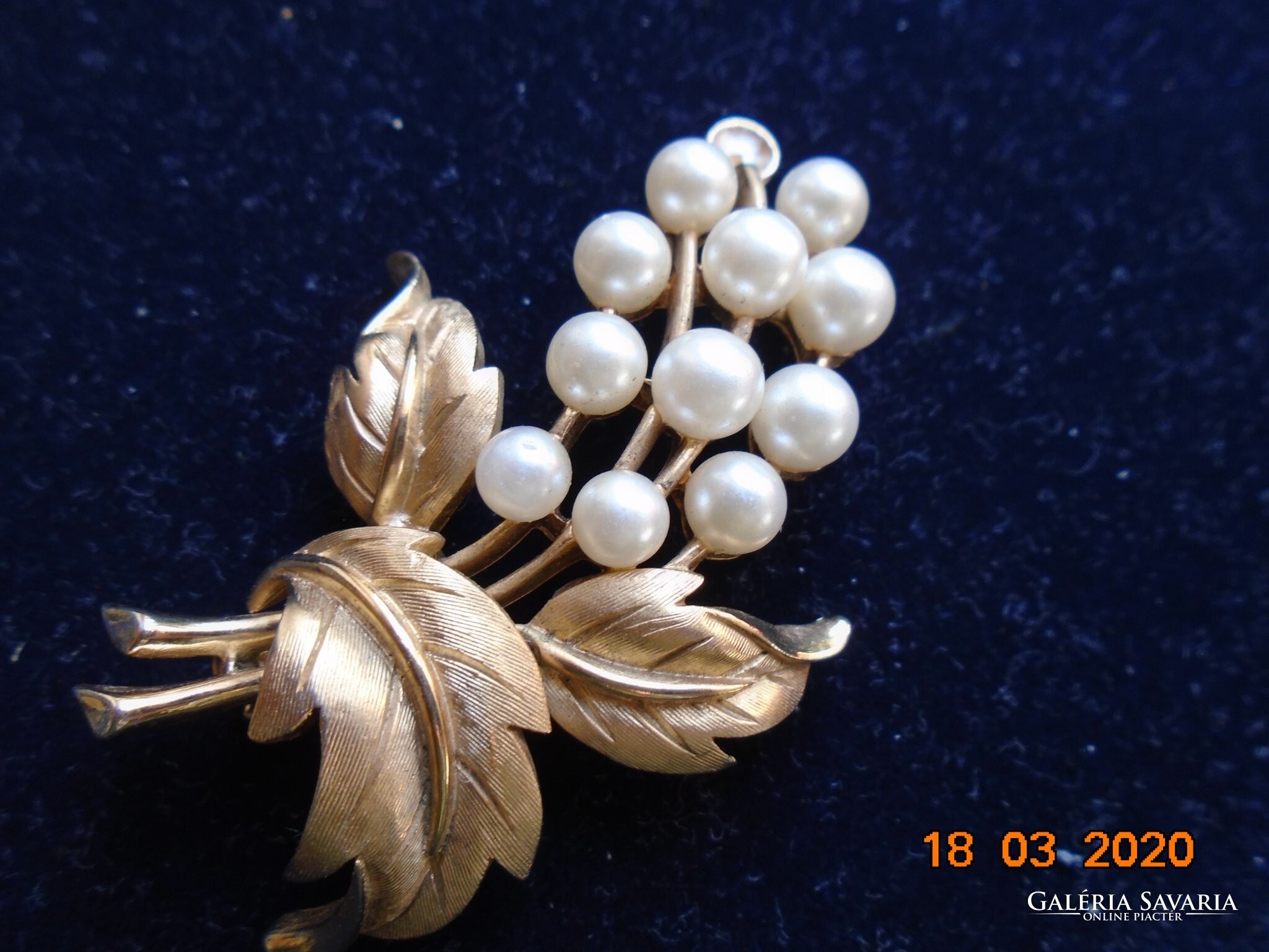 Trifari usa vintage collectible gold plated brooch with pearls