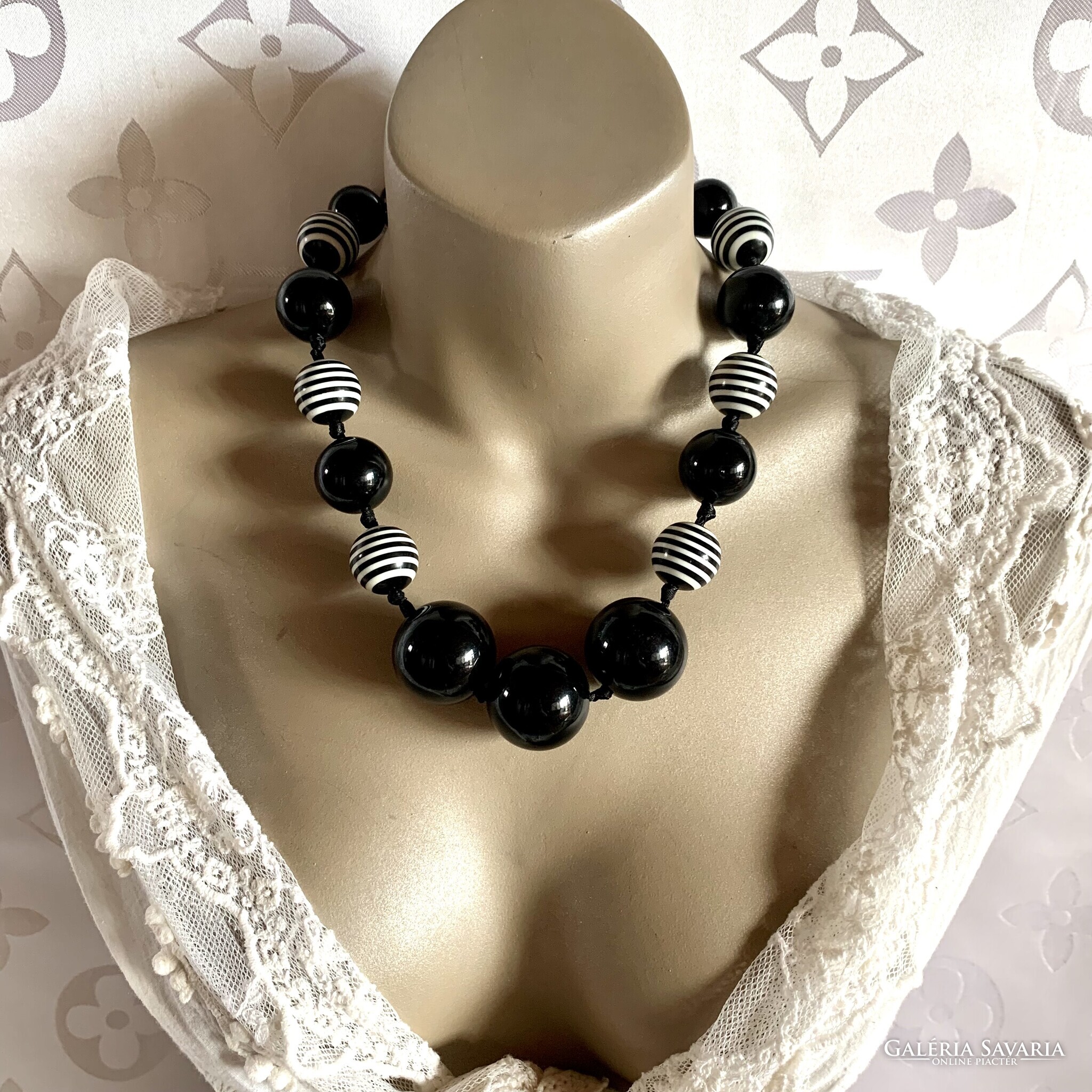 Acrylic hot sale bead necklace