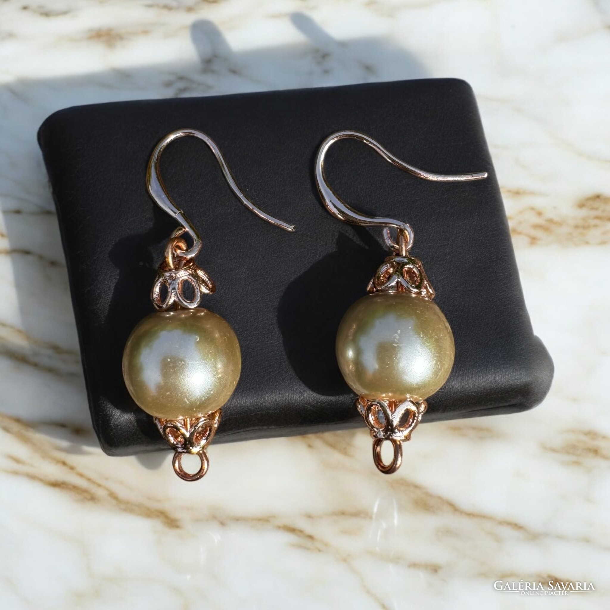 Rose gold earrings made of beige majorica pearls rose gold