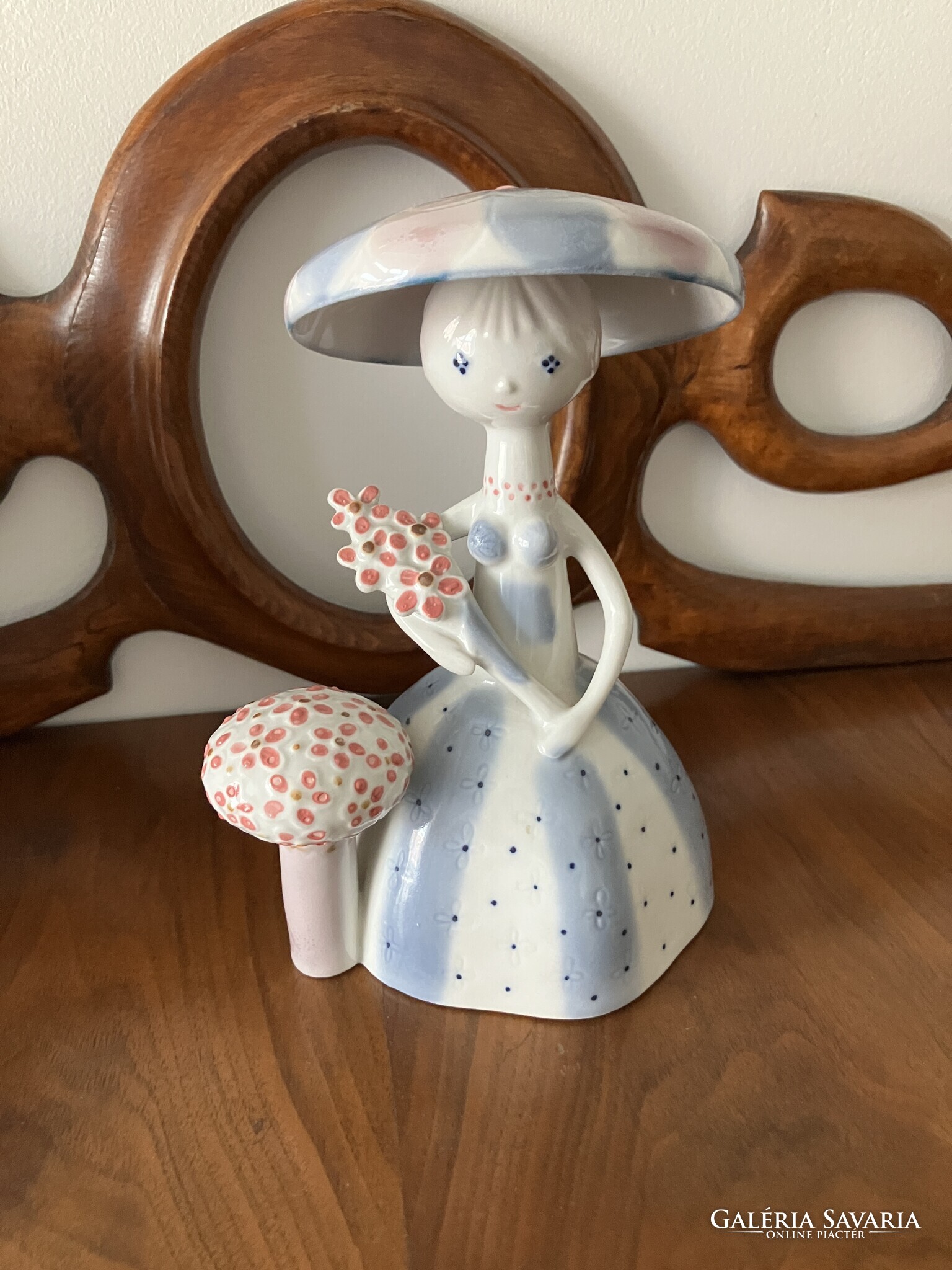 AQUINCUMI PORCELÁN FIGURA, VIRÁGÁRUS LÁNY Porcelán Galéria