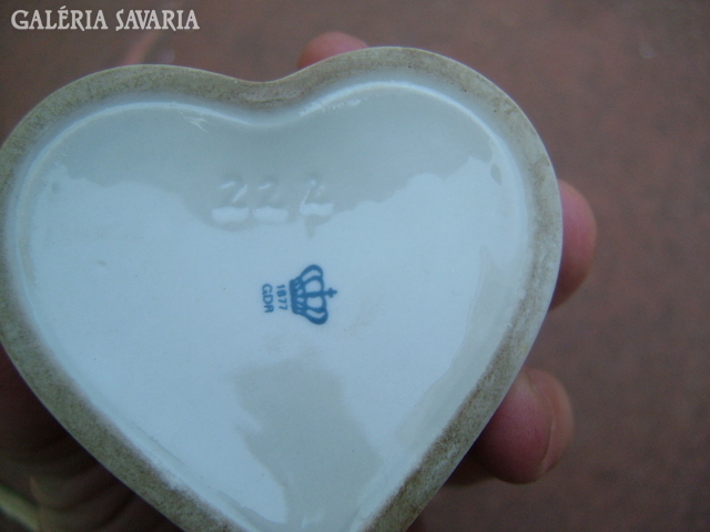Szív bonbonier – régi koronás+ sorsz. jelzésű keletnémet porcelán