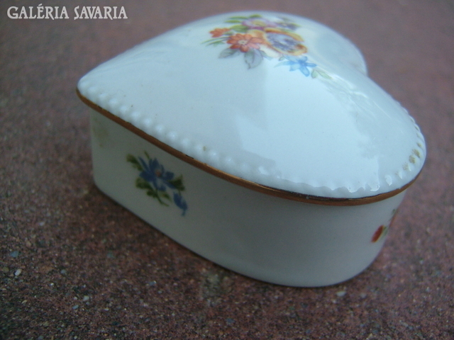 Szív bonbonier – régi koronás+ sorsz. jelzésű keletnémet porcelán