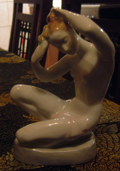 Nude woman combing her hair - nude / aquincum