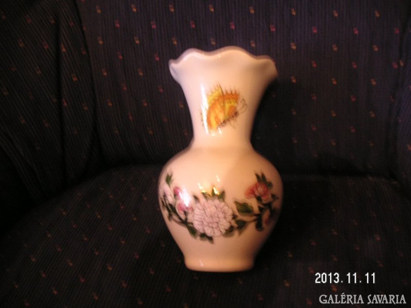 The product of the short-lived mattyasovszky-zsolnay manufactory is the vase