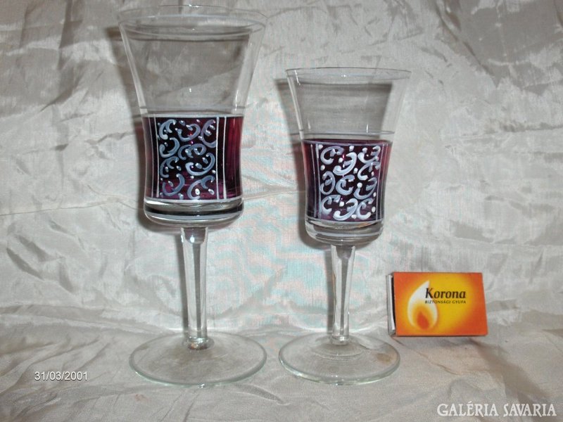 Két darab kézzel festett talpas üveg pohár