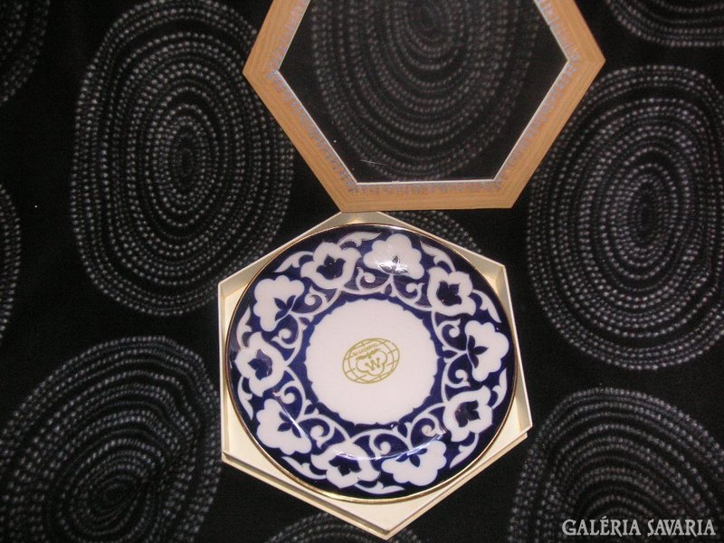 Taskenti porcelán tányér , gyönyörű hibátlan  , keleti porcelán , eredeti  dobozában , 30 cm.