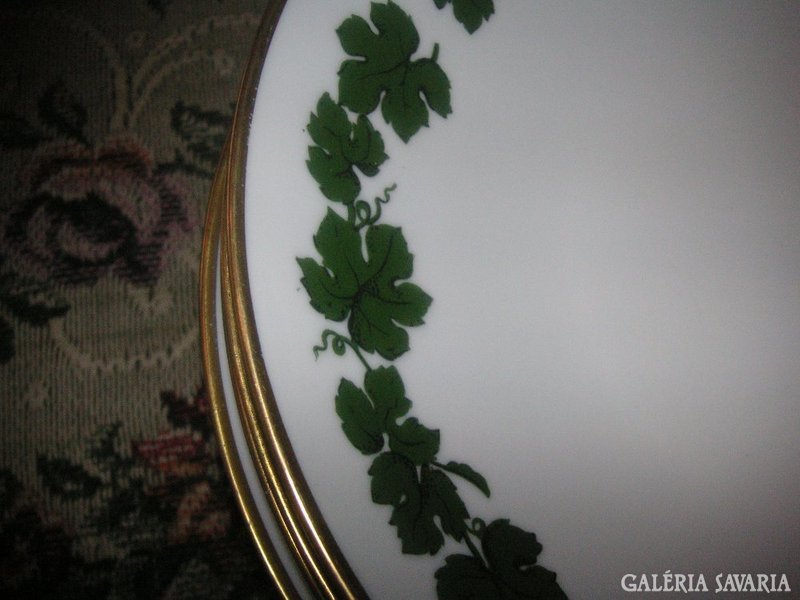 Henneberg 12 grape leaf porcelain plates
