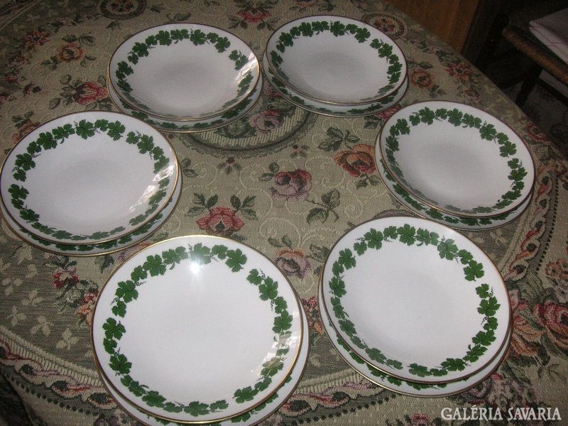 Henneberg 12 grape leaf porcelain plates