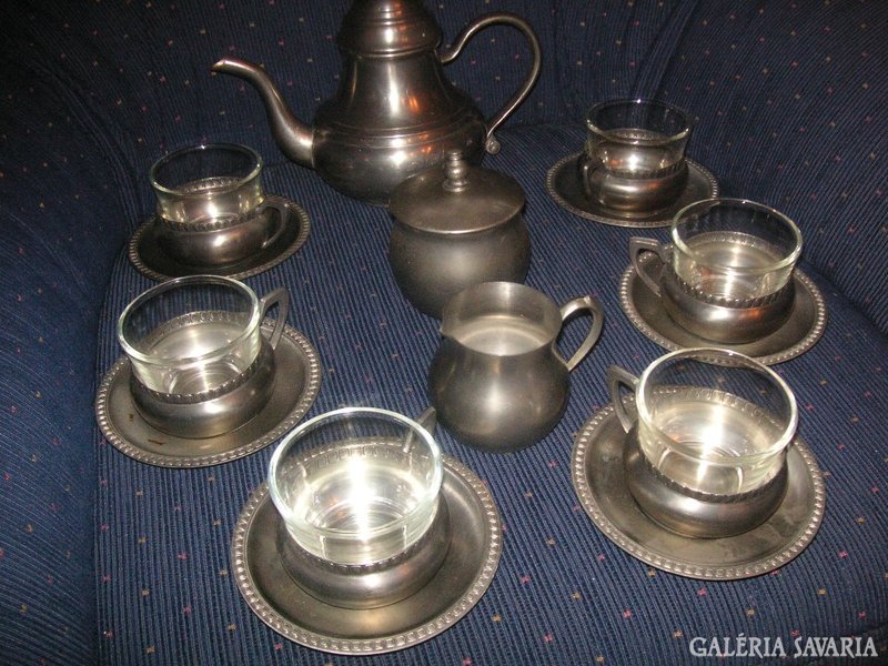 Pewter tea set, with chiseled decoration, in very nice condition.